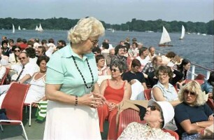 Berlin; Tegel: Stehende Frau vor Publikum
