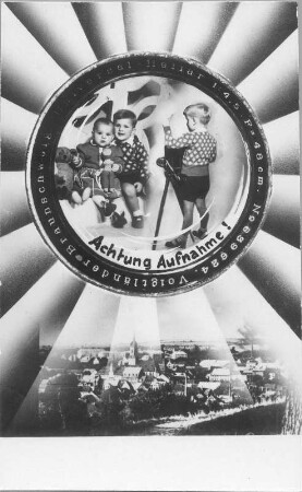Grußkarte zum Jahreswechsel 1955/1956 : Achtung Aufnahme! Grußkarte des Fotografen aus Roßwein zum Jahreswechsel 1955/1956 (mit Fotomontage mit Kindergruppe beim Fotografspielen in einer Fotolinse als Sonne über Roßwein)