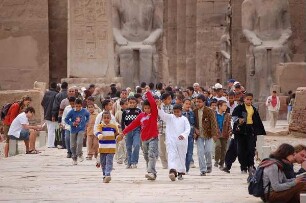 Luxor - Kinder im Luxor-Tempel : Ägyptische Schulkinder im Luxor-Tempel in Luxor, aufgenommen 2006