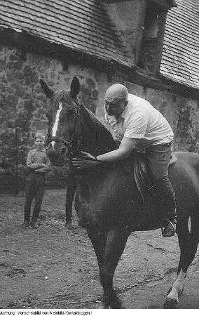 Dresden, Pillnitz, Alte Schäferei. Schauspieler Rolf Hoppe beim Reittraining, 1966