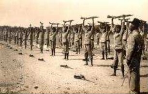Askari-Soldaten bei Turnübungen