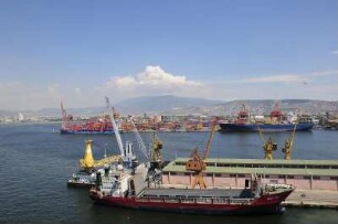 Izmir - Containerhafen : Das Hafengelände, aufgenommen in Izmir am 29. Juni 2010