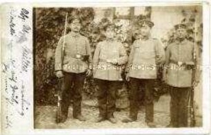 Vier Soldaten vor Haus