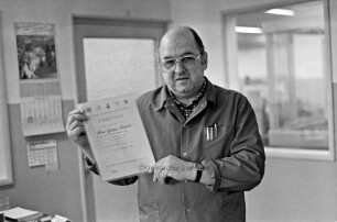 Heinrich, Günther: Ausbildungsmeister für Maschinenbaulehrlinge bei der Ahrensburger Joh. Friedrich Behrens AG mit einer Ehrenurkunde für seine 20-jährige Prüfungstätigkeit