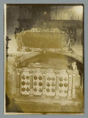 Im alten Kirchlein Syhra : Syhra. Dorfkirche. Grabstätte der Einsiedel. Sarkophag M. v. Einsiedel
