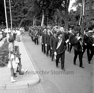 Schützenfest: Veranstalter Bürgerschützengilde von 1627 e.V. Bad Oldesloe: Umzug: am Bürgerpark: Schützenvereine marschieren, mit Fahnen: an den Straßenrändern Zuschauer: Autos, Fahnenmasten, 25. Juli 1971