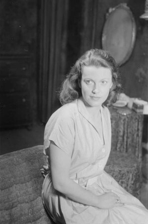 Szenenbilder aus dem Drama "Endstation Sehnsucht" von Tennessee Williams am Schlossparktheater Berlin-Steglitz : Soloaufnahme von Angelika Hauff als Stella Kowalski