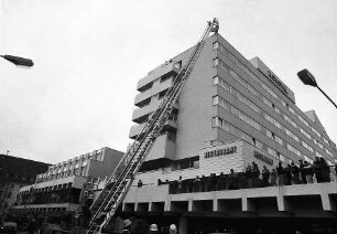 Freiburg im Breisgau: Feuerwehrübung am Karlsbau