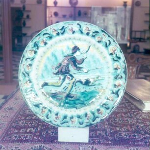 Delft (Niederlande), Rotterdamseweg 196. De Koninklijke Porceleyne Fles. Ausstellungsraum. Ein Einzelstück ist dieser Teller (1920; Entwurf E. Bodary)