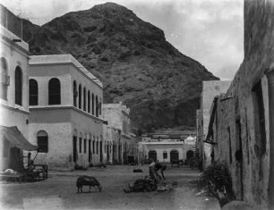 In Aden : Aden, Straßenansicht mit Blick auf einen Teil des Vulkankraters, in dem sich ein Teil der Stadt befindet.