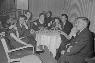 Gruppenporträt von Empfangsgästen
