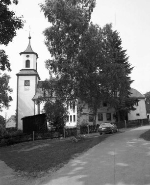 Triebel-Sachsgrün, Dorfstraße. Kirche (1823/1824) mit Westturm. Straßenansicht
