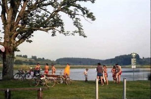 Steinenbach: Badeplatz mit jungen Leuten am Kreuzweiher