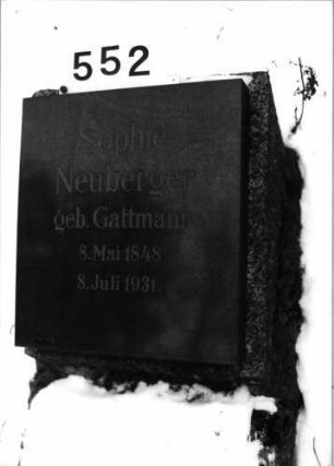 Grabstein 552 (Index: 100092119) Material: Granit Zustand: gut Maße HxBxT: 52x47x32 cm Beschreibung: Kissenstein mit aufgesetzter Schriftplatte auf Grabplatte: Grabstein 552