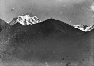 Gipfel : Ein schneebedeckter Gipfel im Tian Shan Hochgebirge