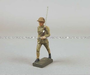 Massefigur: Englischer Soldat marschierend, Gewehr über, mit Tornister