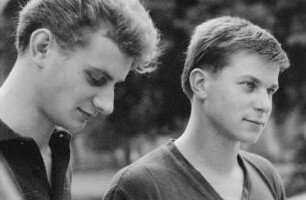 Niesky. Zwei Schüler (oder Studenten) während einer Absprache mit einem Lehrer (oder Dozenten)