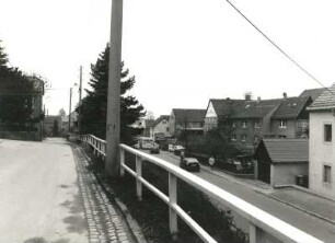 Seifersdorf bei Radeberg. Tina-von-Brühl-Straße. Blick nach Nordwesten mit Bäckerberg und einmündender Kirchgasse