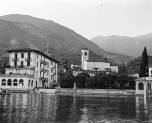 Gardasee, Gadone Riviera : Italien, Gardone Riviera. Blick vom See aufs Ufer mit Hotel