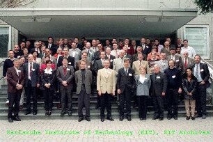 Gruppenbild der Institutsmitarbeiter des Instituts für Nanotechnologie (INT)