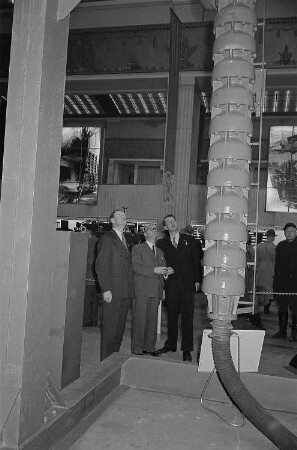 Messebesucher beim Betrachten von Baumaschinen in der Ausstellungshalle der Sowjetunion