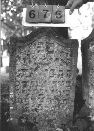 Grabstein 676 (Index: 99788398) Material: Kalkstein Zustand: sehr stark verwittert Maße HxBxT: 70x42x13 cm: Grabstein 676