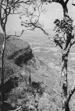 Absturz des Chingoli Berges : Blick auf die Abbruchkante des Chingoli Berges in Richtung des Ruhuhutals