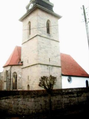 Ansicht von Nordosten mit Kirche (Kirchturm romanisch gegründet-Schießscharten im Mittelgeschoß) über Kirchhofmauer (Wehrgang und Schießscharten um Jahr 1850 entfernt)