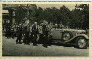 Auto mit dem Sarg Wilhelms II. im Park von Schloss Doorn