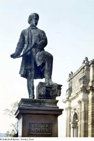 Gottfried-Semper-Denkmal : Schilling, Johannes: Denkmal für Gottfried Semper (1803-1879; Architekt, Kunsttheoretiker). 1889-1892; Bronze auf Granit. Dresden, Brühlsche Terrasse, Brühlscher Garten
