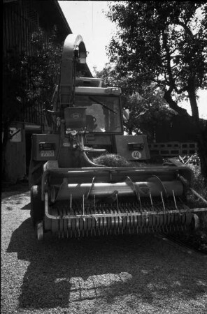 Fotografie: Erntetechnik, Anwelksilage, Feldhäcksler angebaut, Rückfahreinrichtung