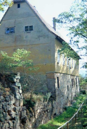ein Gebäude des alten Gutes: die Dachform ist ungewöhnlich