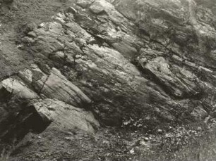 Sächsische Schweiz. Rutschflächen ("Harnische") im Sandstein an der Wartenbergstraße im Polenztal bei Hohnstein (Lausitzer Überschiebung)