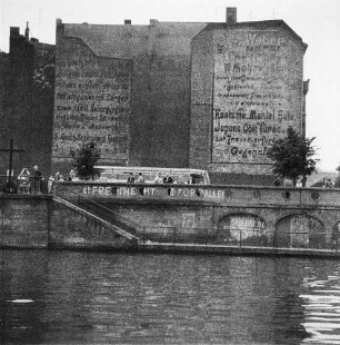Berlin-Kreuzberg, Gröbenufer. Ufermauer der kanalisierten Spree, an der Brüstung Schriftzug "Freiheit für alle!"