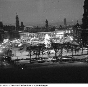 Weihnachten: Landhaus, Eröffnung Weihnachtsmarkt, Altmarkt, Stollenbäckerei, Konsum, Altmarkt und Kulturpalast (Nachtaufnahme), Johannstadt, Neujahrsaufnahme Kulturpalast