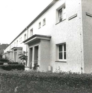 Dresden-Trachau. Wohnsiedlung der Gewobag (1928/um 1935; H. Richter). Wohnblock (Reihenhäuser), Fraunhoferstraße 24/4. Straßenansicht mit Heckeneinfriedungen und Vorgärten