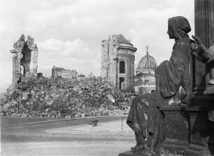 Dresden. Blick vom Denkmal Friedrich August II. gegen die Ruine der Frauenkirche