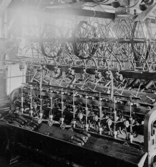 Schußspulmaschine : Technikgeschichte | Technologie | Fasern, Gespinste und Gewebe | Tuchfabrikation