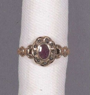 Goldener Fingerring mit geschliffenem Almandin