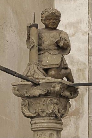 Tumba des Grafen Hoyer VI. von Mansfeld-Vorderort — Putto mit Kerzenhalter