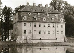 Ruppersdorf, Herrenhaus Niederruppersdorf, Ansicht über den Teich