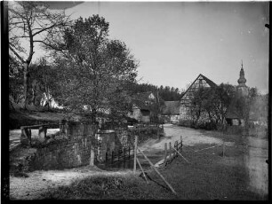 Moosbronn Ortsbild, im Hindergrund die Wallfahrtskirche Maria Hilf Furt für den Viehdurchtrieb