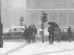 Hamburg im Winter 1960. Schneetreiben am Rathausmarkt