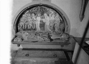 Rötteln: Gruft mit Figuren in der Kirche