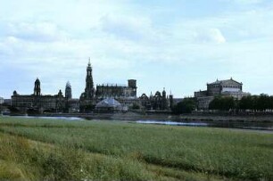 Dresden. Blick von Neustädter Ufer über die Elbe auf die Altstadt mit Brühlscher Terrasse, Kathedrale und Semperoper