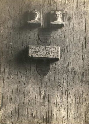 "Brüderköpfe", Wahrzeichen der Stadt Oschatz, vom Torschreiberhaus am Brüdertor und Inschriftstein vom Gefängnis ("Schwarzer Sack")