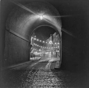 Winter in der Stadt, nachts : Bautzen. Blick durch das Reichentor in die Reichenstraße. Nachtaufnahme mit Weihnachtsbeleuchtung