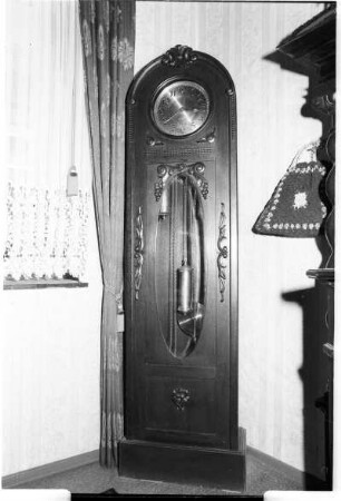 Standuhr in einem Wohnraum