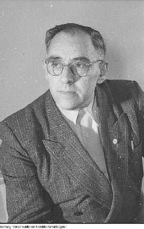 Dresden. Arno Schönherr, Vorsitzender der Stadtparteikontrollkommission, 1954