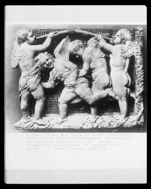 Reliefs der Sängerkanzel (ehemals über der südlichen Sakristei im Dom) — Schmalseite: musizierende und tanzende Putti